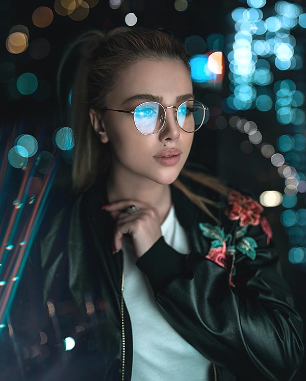 Młoda dziewczyna z okularami