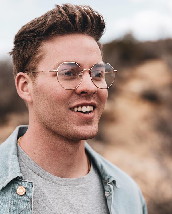 Mężczyzna z okularami na nosie