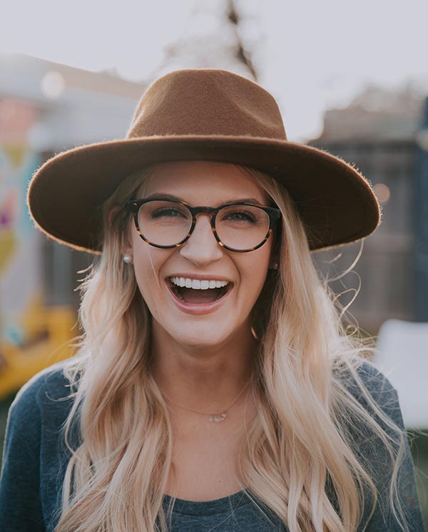 Wesoła dziewczyna z okularami