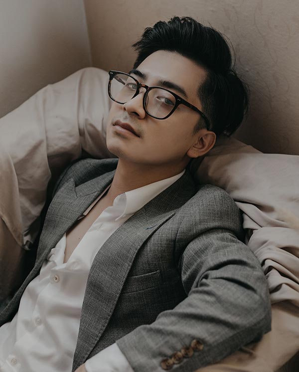 Młody mężczyzna z okularami